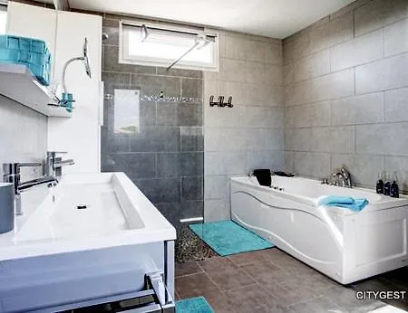 Superbe T5 Avec Piscine Privee Proche Et Commerces Climatisation Et Wifi Villa *