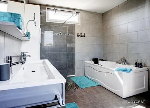 Superbe T5 Avec Piscine Privee Proche Et Commerces Climatisation Et Wifi